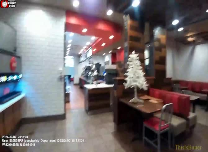 Video :After being stabbed in the neck, a police officer in Arby's shoots a suspect to death